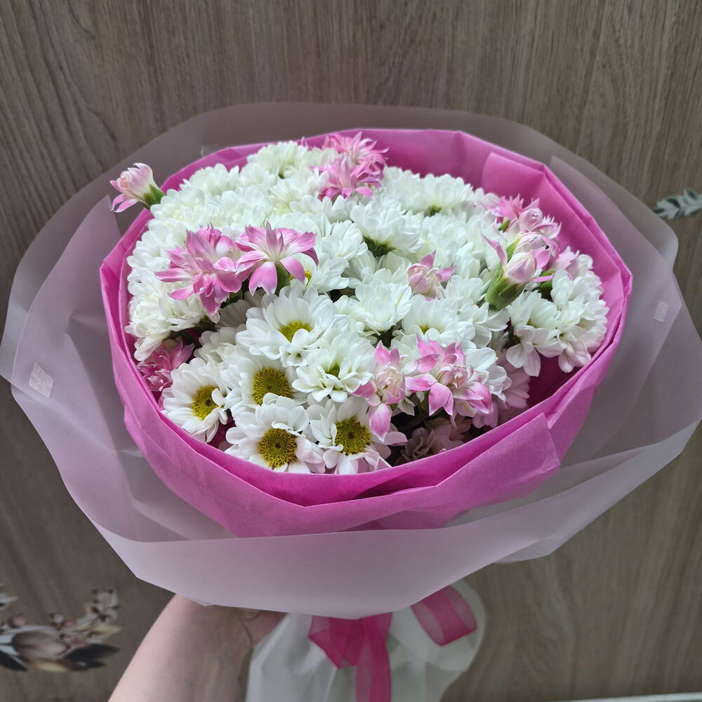 Букет из белых хризантем Сантини и кустовых гвоздик