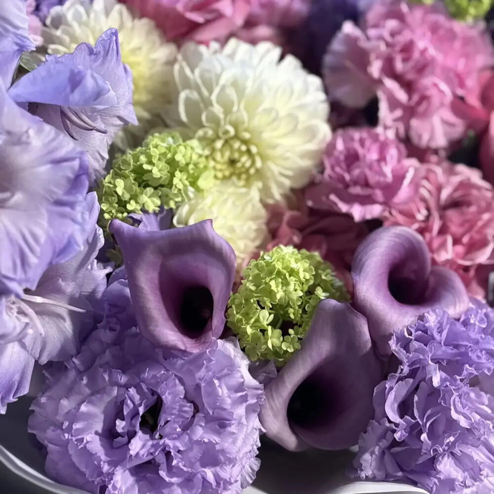 Букет с гладиолусами в фиолетовых тонах 💜