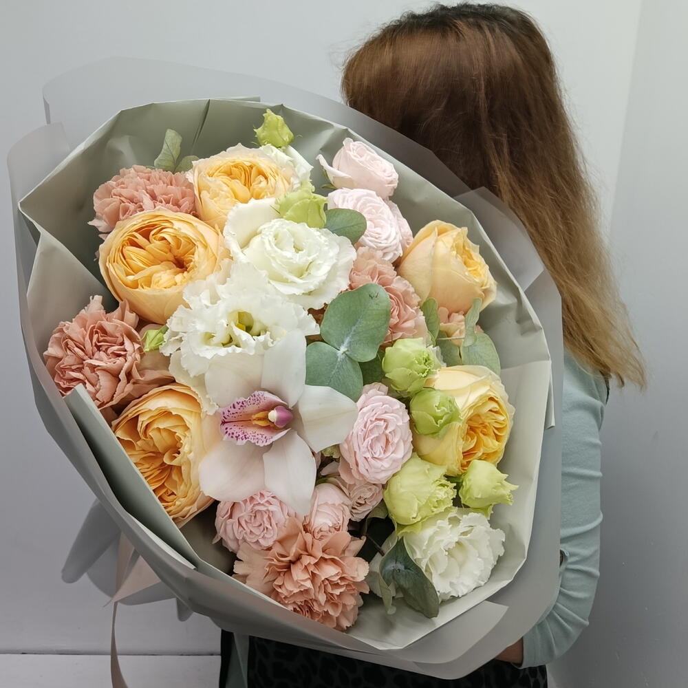 Букет роза пионовидная, орхидея, диантус, роза пионовидная кустовая, эвкалипт, дофаминовый