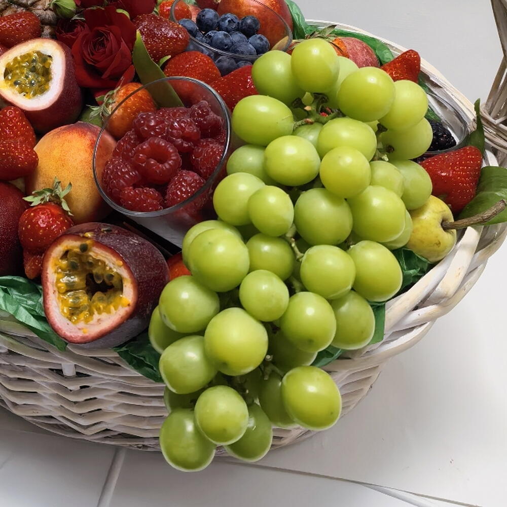 Фруктовая корзина с розами