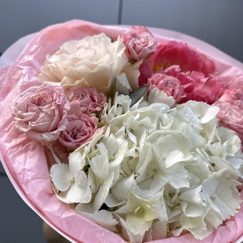 Авторский букет из гортензии , кустовых пионовидных роз, диантусов  🌸