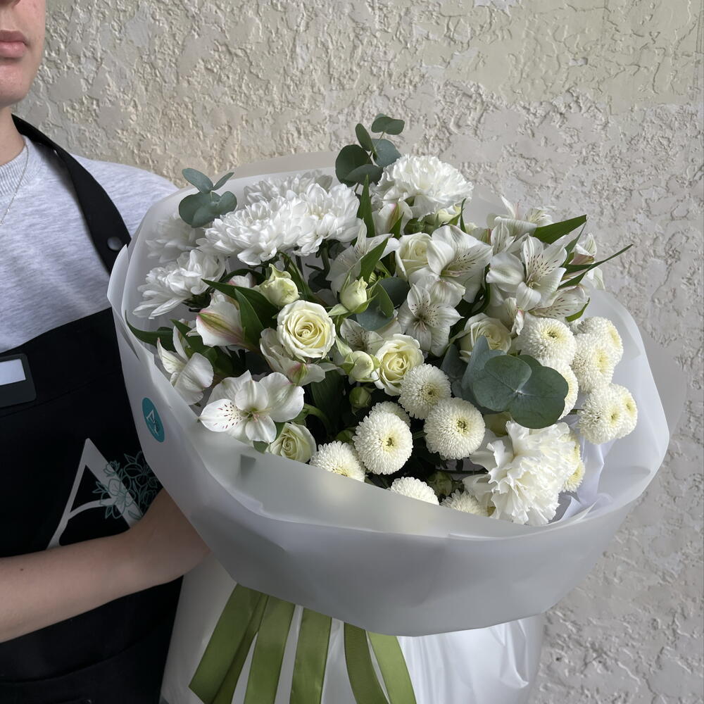 Авторский сборный букет «Белоснежное облако» с кустовой хризантемой, альстромерией и эвкалиптом