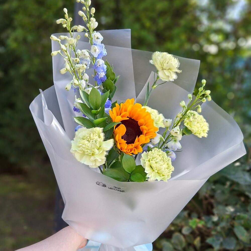 Букет с подсолнухом и дельфиниумом💙🫶🏻🤍