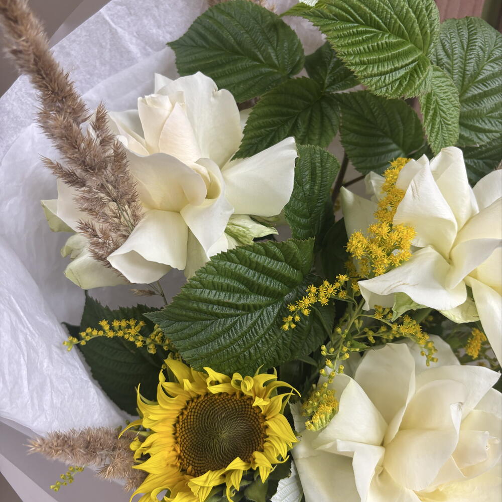 Букет с розами и подсолнухами