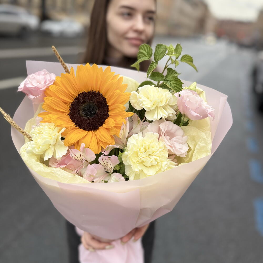 Букет с сезонным подсолнухом,эустомой и альстромериями