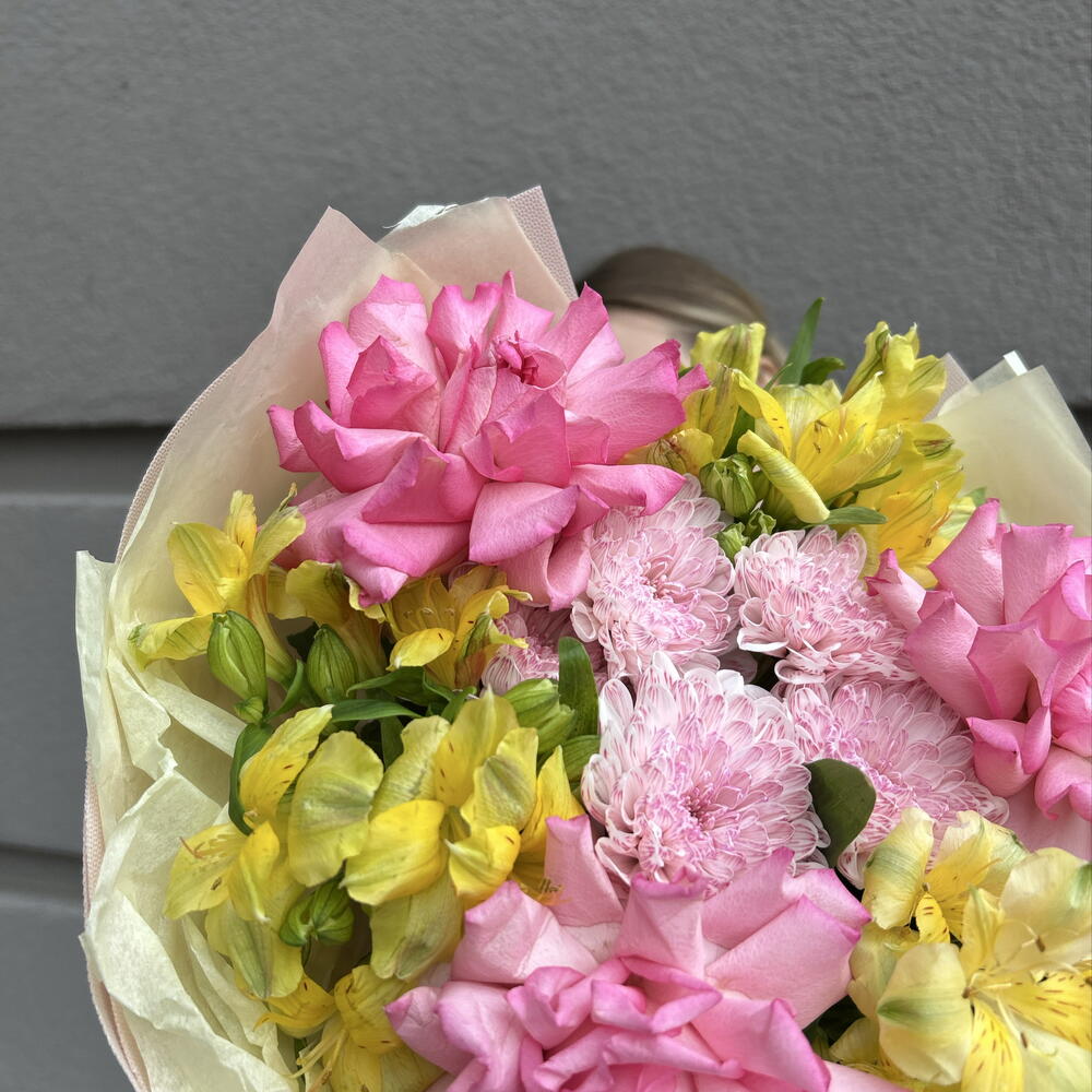 💐 Букет «Солнечный звонок»: Яркие розовые и желтые оттенки для учителя на 1 сентября! 🎒🍁