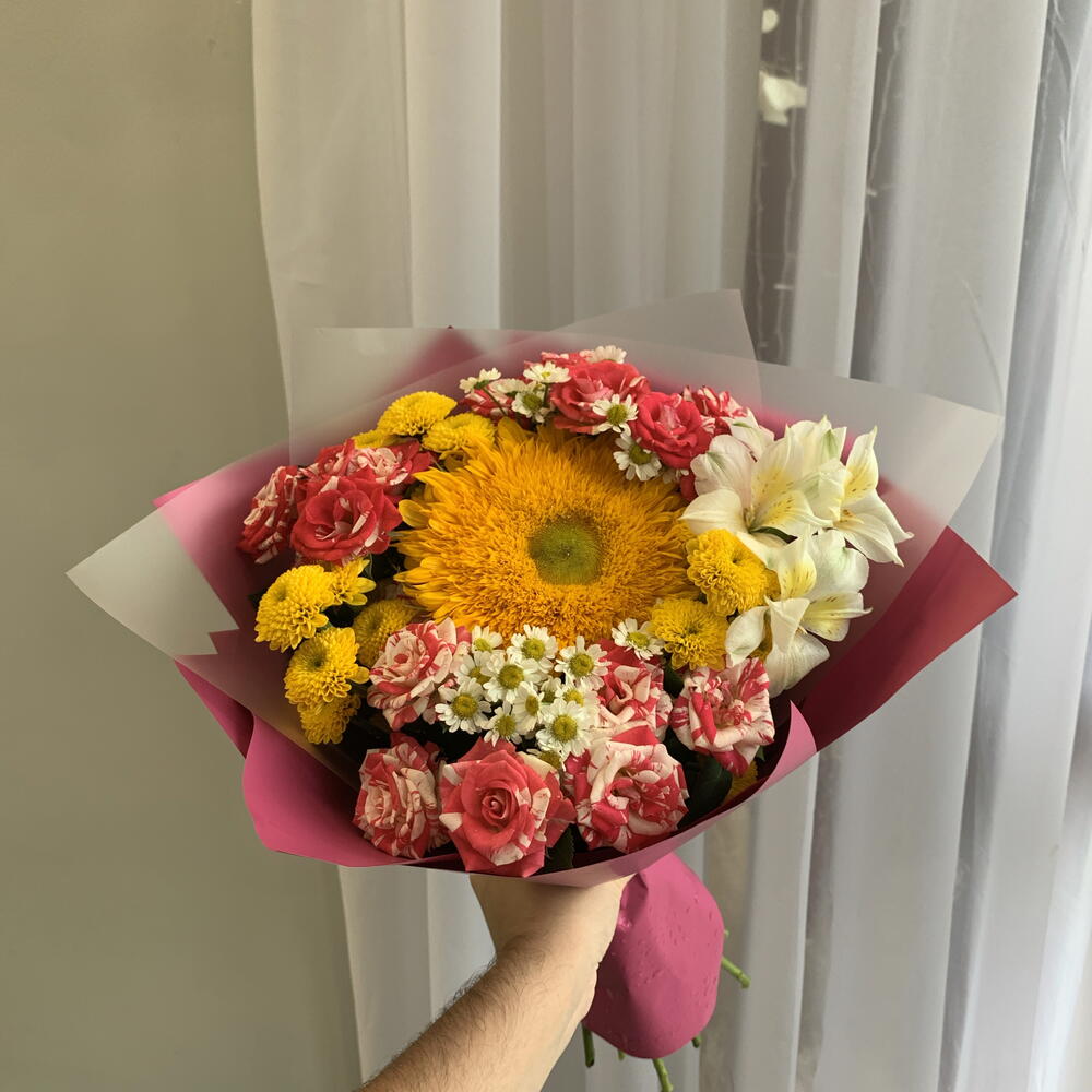 Яркий букет с подсолнухом