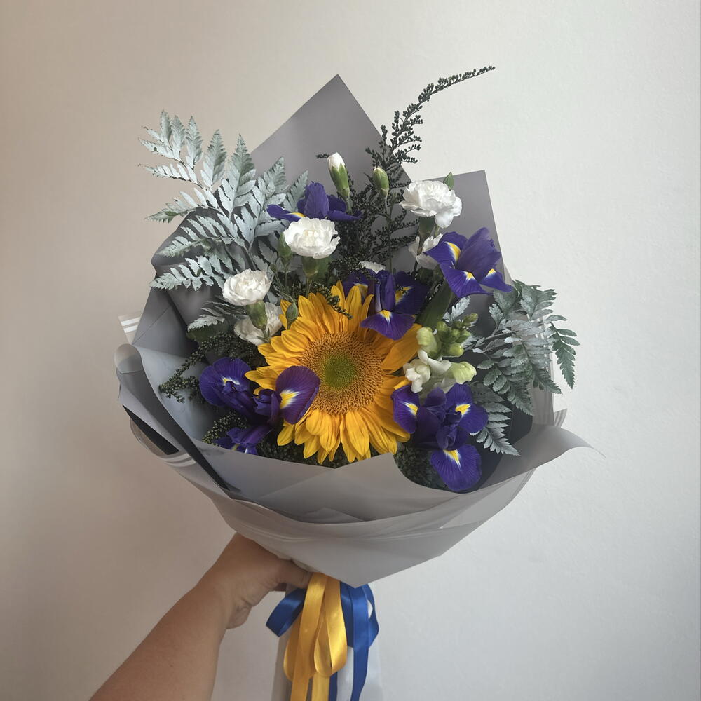 Букет с подсолнухом и ирисами 🌻