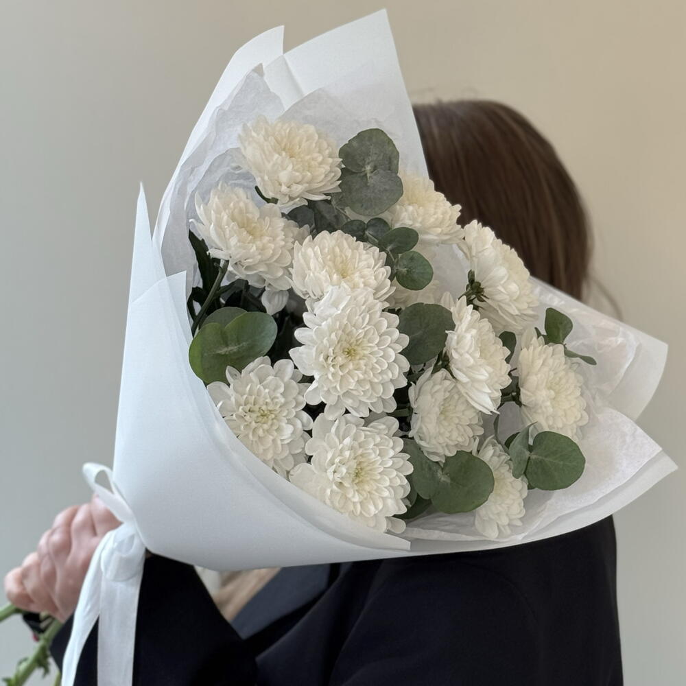 Стильный букет-комплимент из стойких кустовых хризантем с веточками эвкалипта