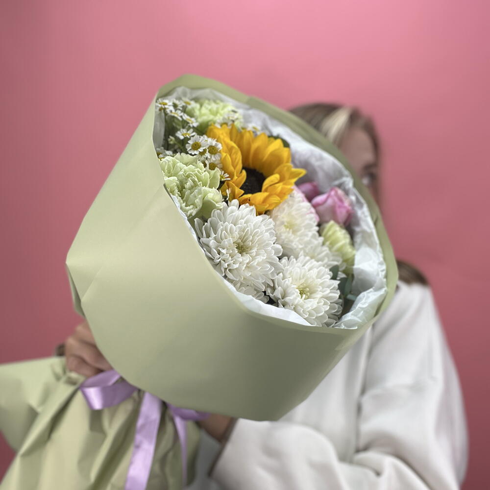 Комплимент с подсолнухом, хризантемой, кустовыми розами и диантусом лайм 🍋‍🟩