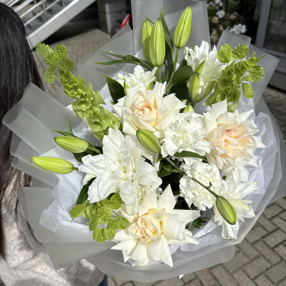 Лилия, ароматная роза, молюцелла, гвоздики букет
