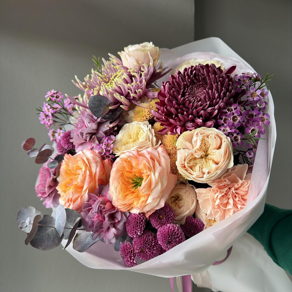 Пионовидные розы и сортовые премиальные хризантемы в осеннем букете
