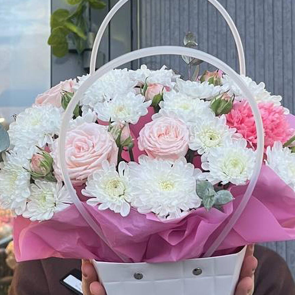 Композиция из хризантем и кустовых роз