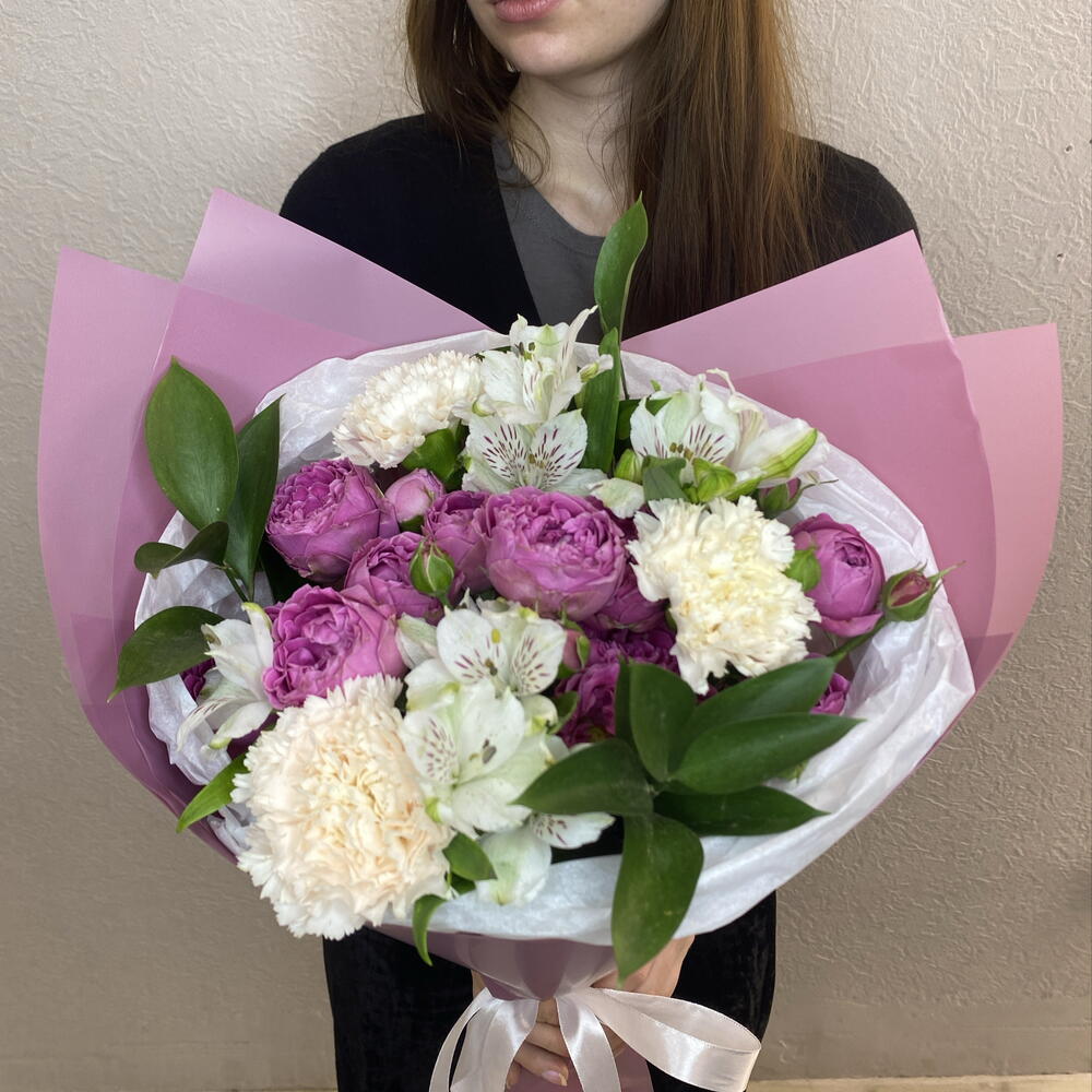Пурпурный миг 💜 Авторский букет с кустовой розой, диантусом и альстромерией