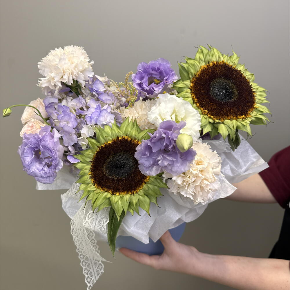 Композиция с эустомой и подсолнухами💜