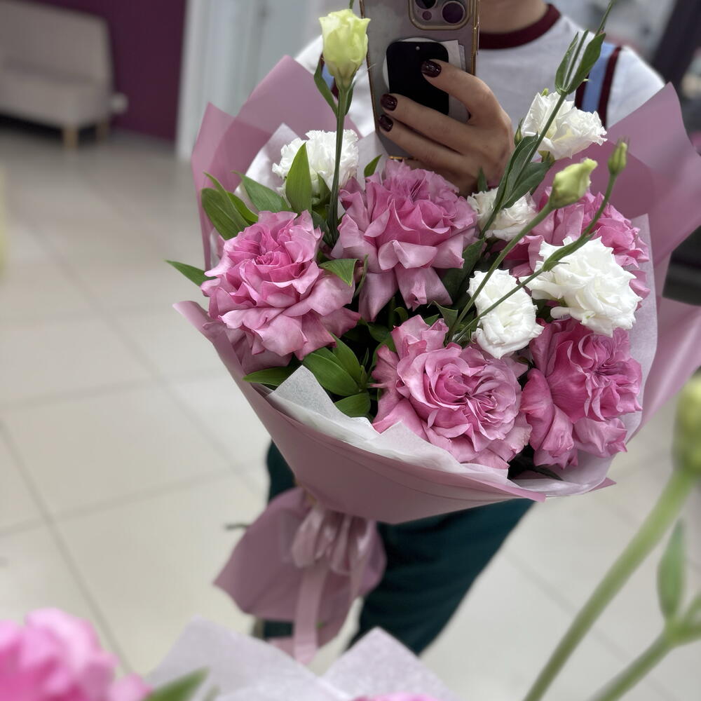Букет с розами и эустомой