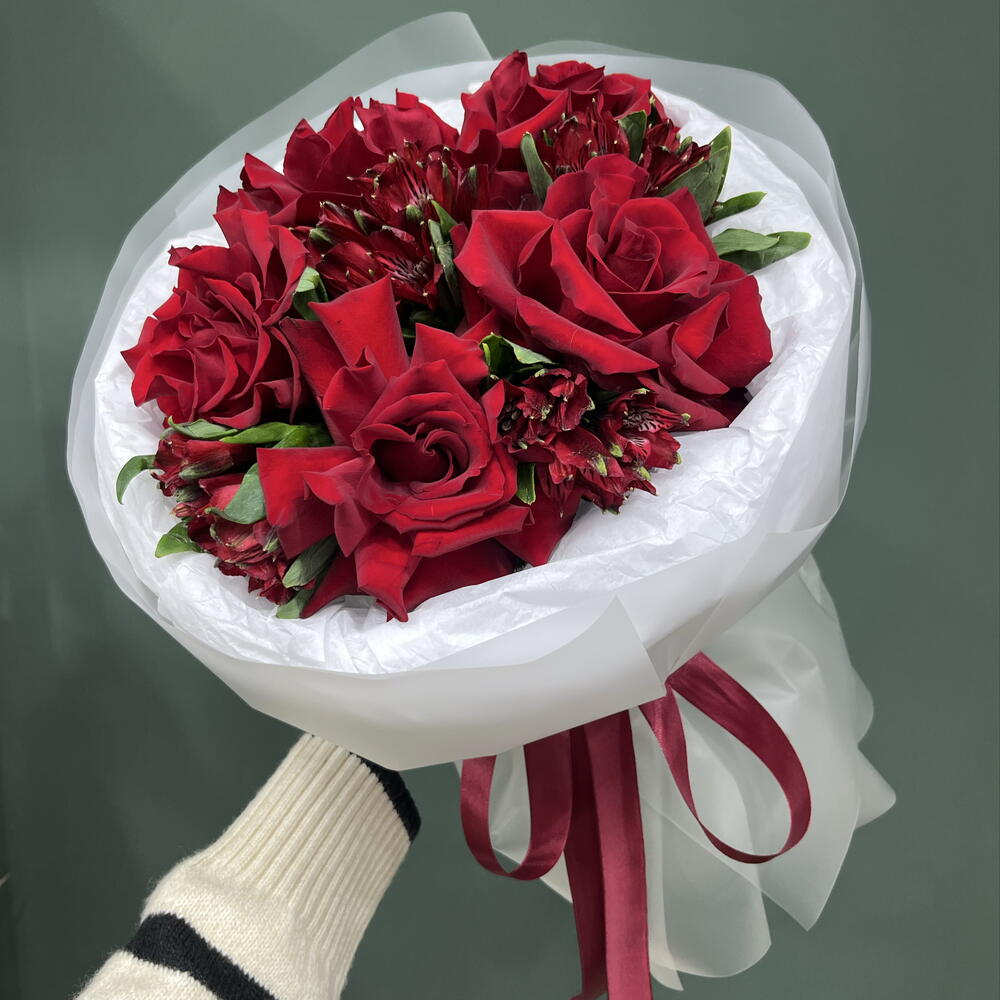 Французские розы и красная альстромерия