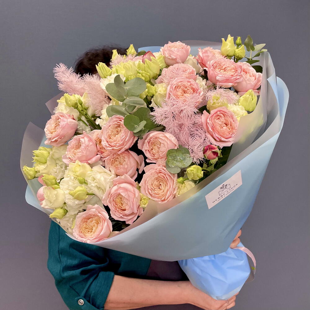 Букет кустовых роз с эустомой и аспарагус 🌸