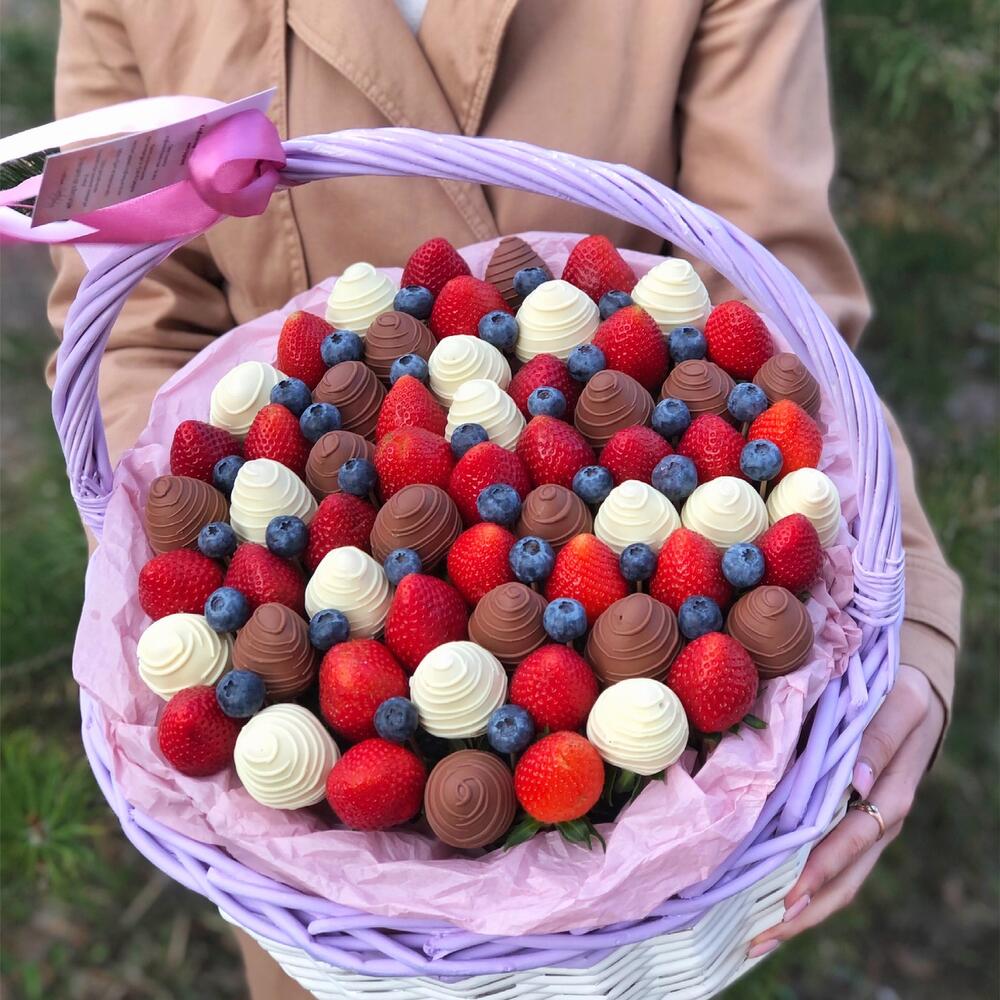Корзина с клубникой в шоколаде и голубикой