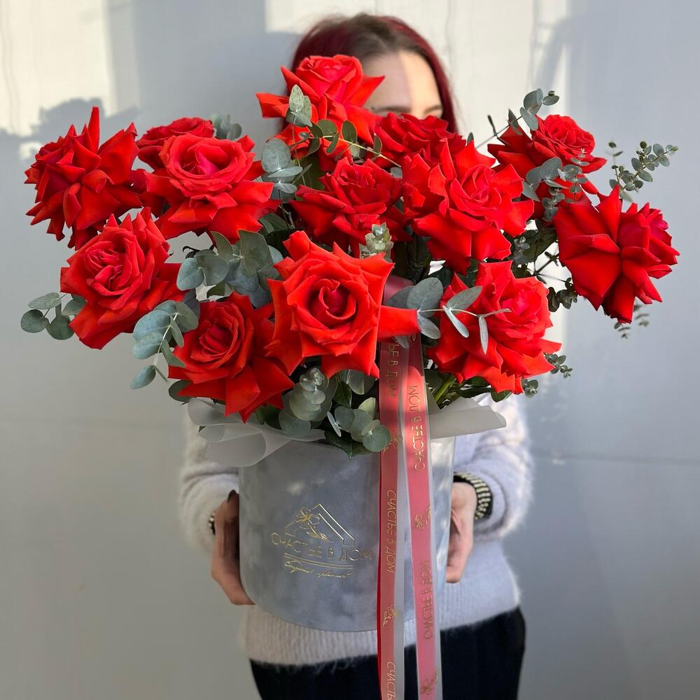 Цветы в коробке «Алая весна»