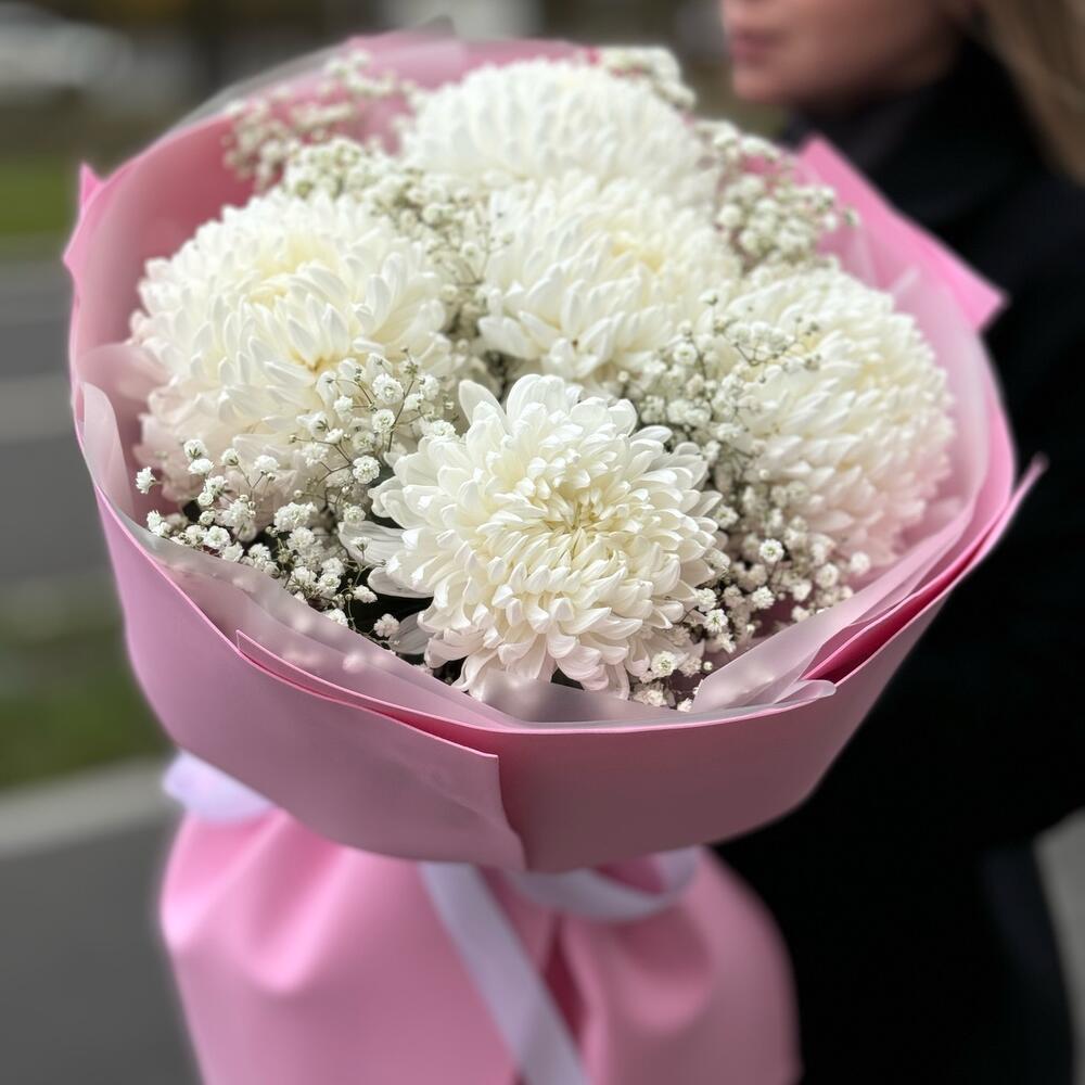 Нежный букет с белой хризантемой и гипсофилой