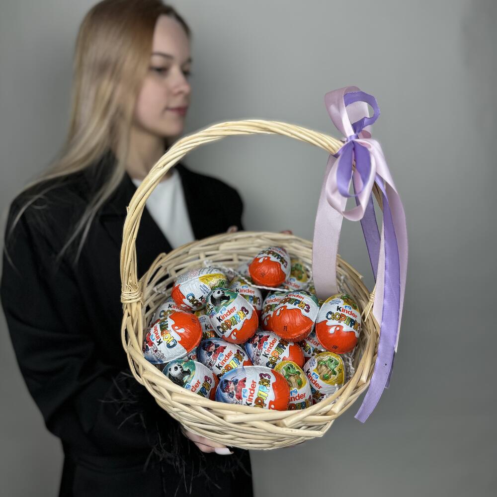 Корзинка из 27 киндеров