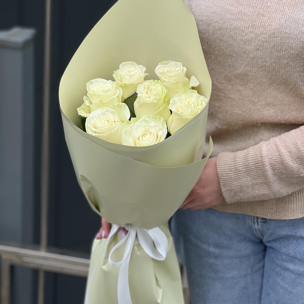 Lime bouquet of 7 white roses