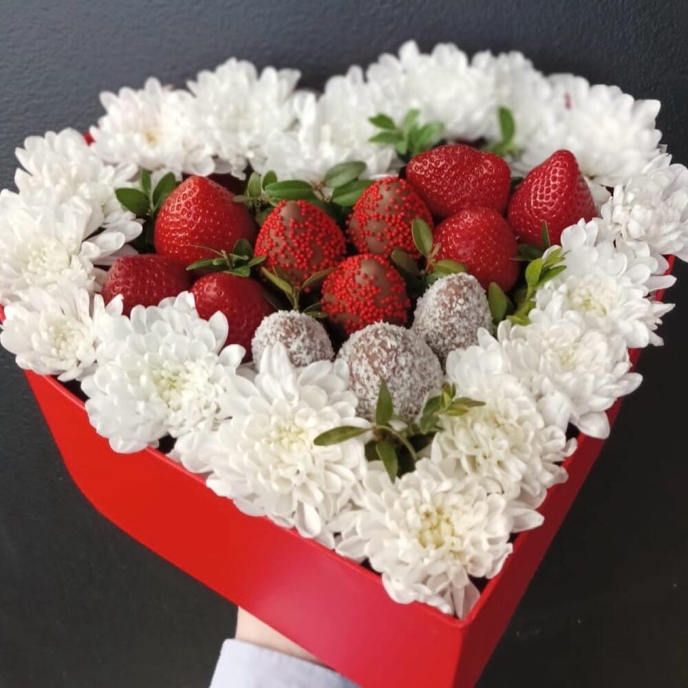 Сердце с хризантемой и клубникой в шоколаде