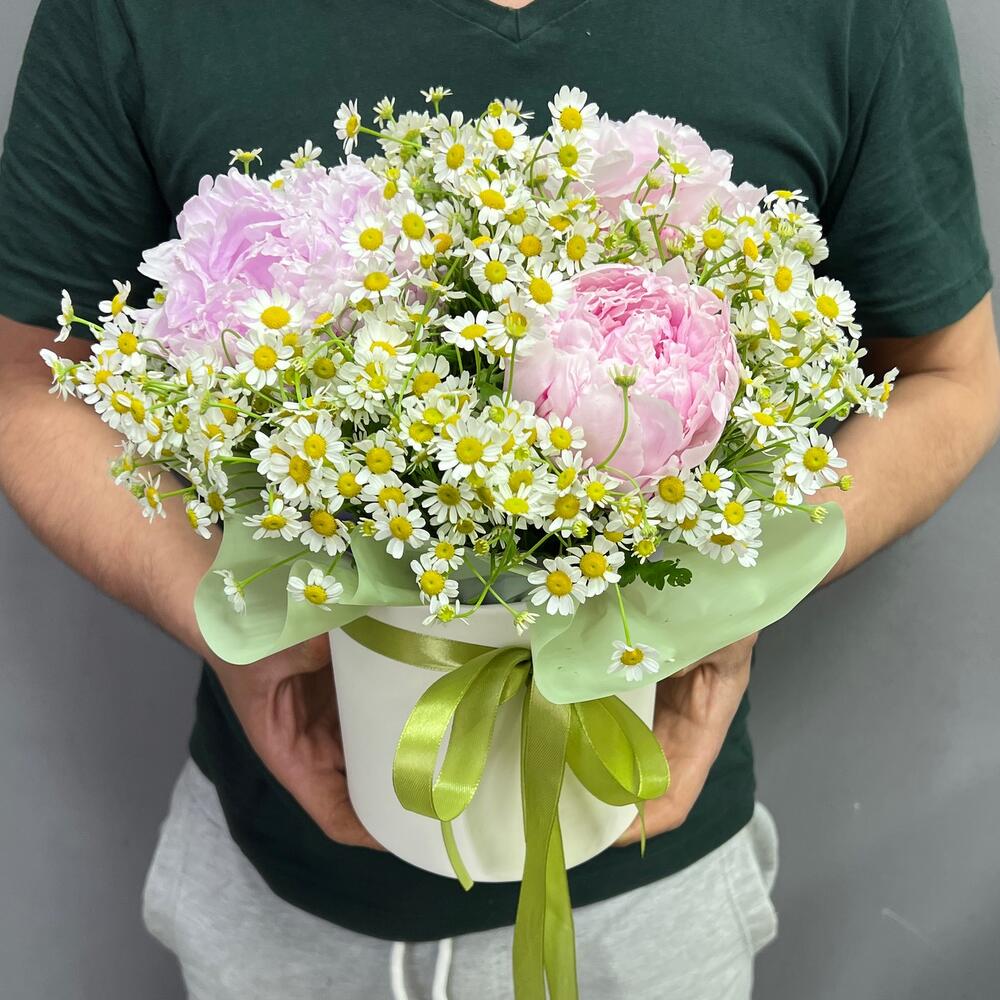 Пионы с ромашками в шляпной коробке (0006) peony