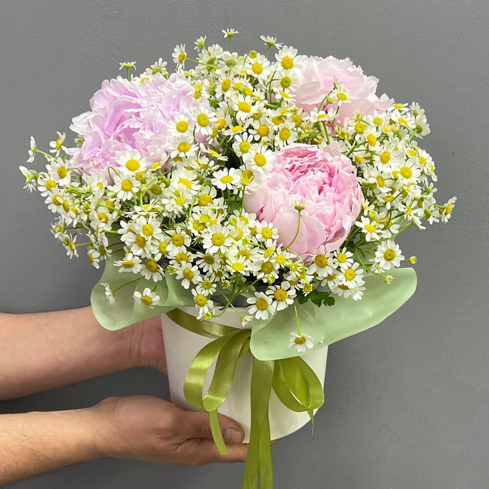 Пионы с ромашками в шляпной коробке (0006) peony