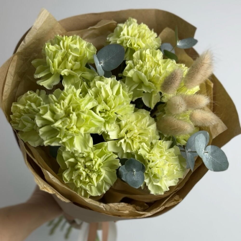 Диантусы цвета зеленого яблока с лагурусом и эвкалиптом в крафте 💚 бмнд