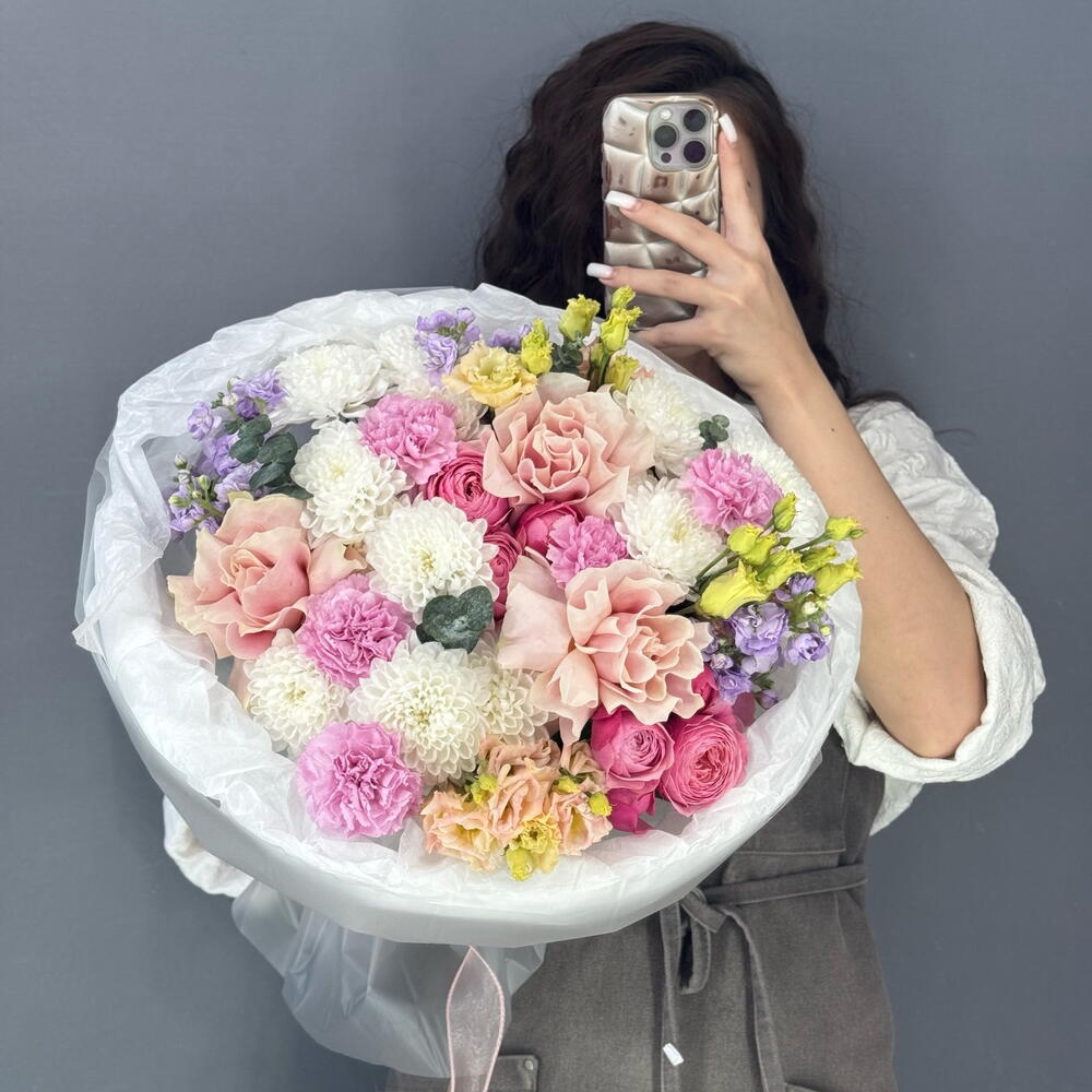 Авторский букет💐 с Француской Розой Пинк Мондиаль💕 сиреневой маттиолой💜и розовыми диантусами🩷