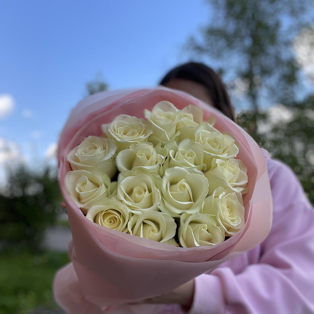 15 белых роз
