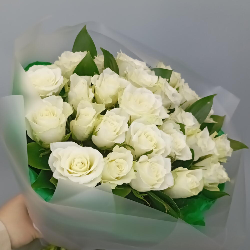 25 белых роз с зеленью