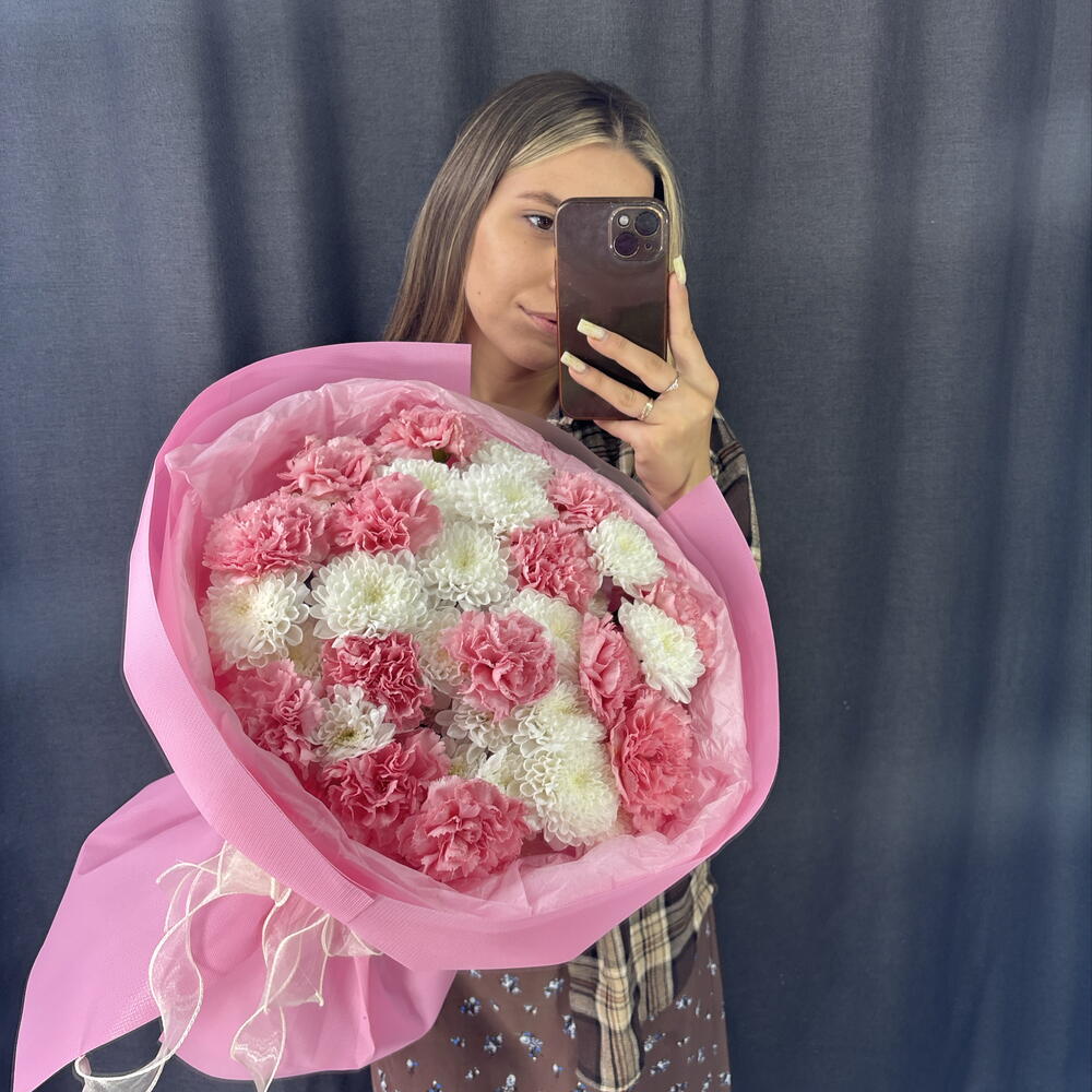 Букет нежный зефир с диантусами и кустовой хризантемой🌸