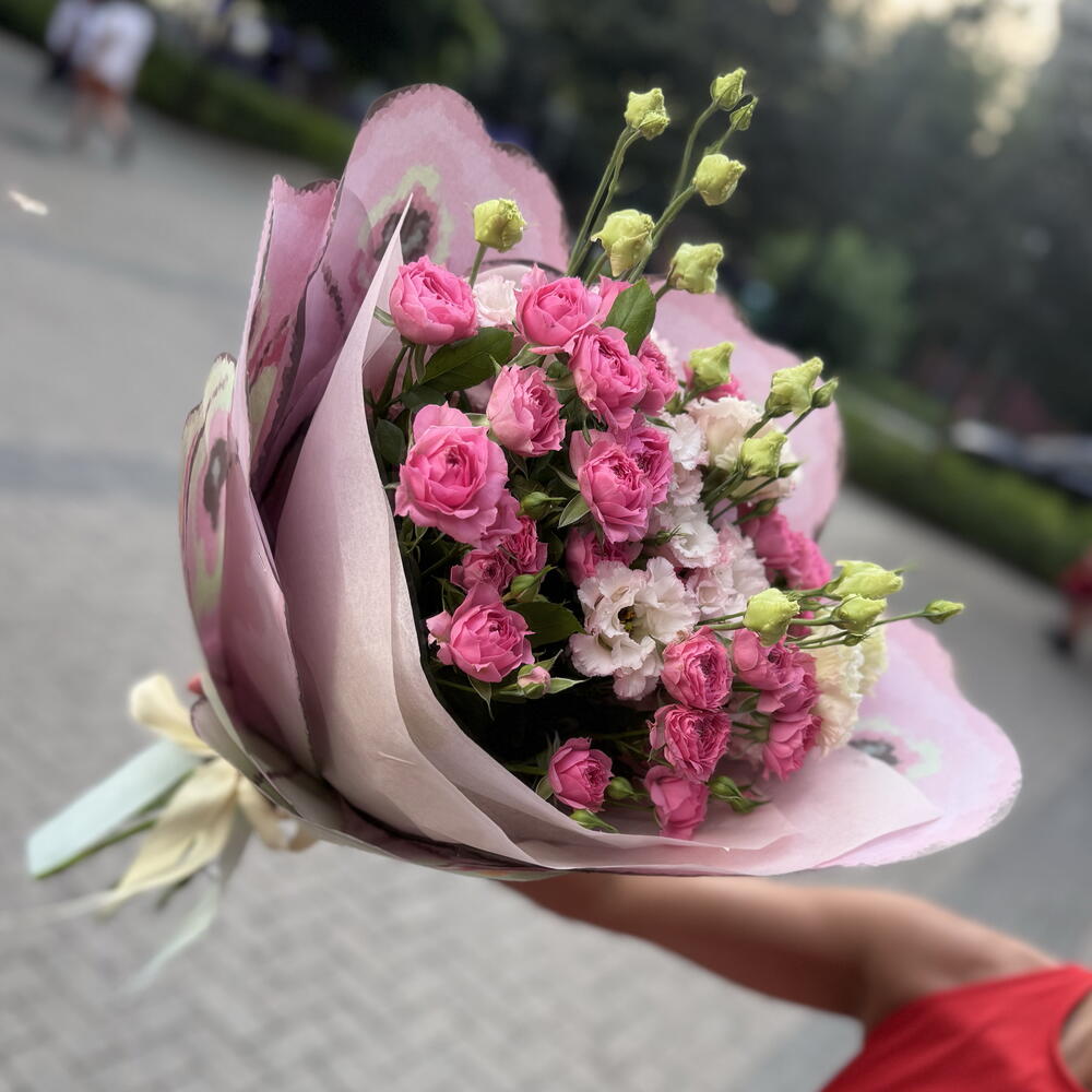 Букет «бабочка» с кустовой розой