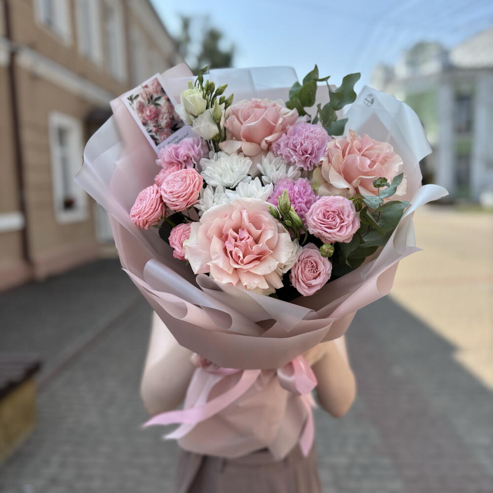 Букет Милашка из французских роз, диантусов, хризантем, эустомы и эвкалипта