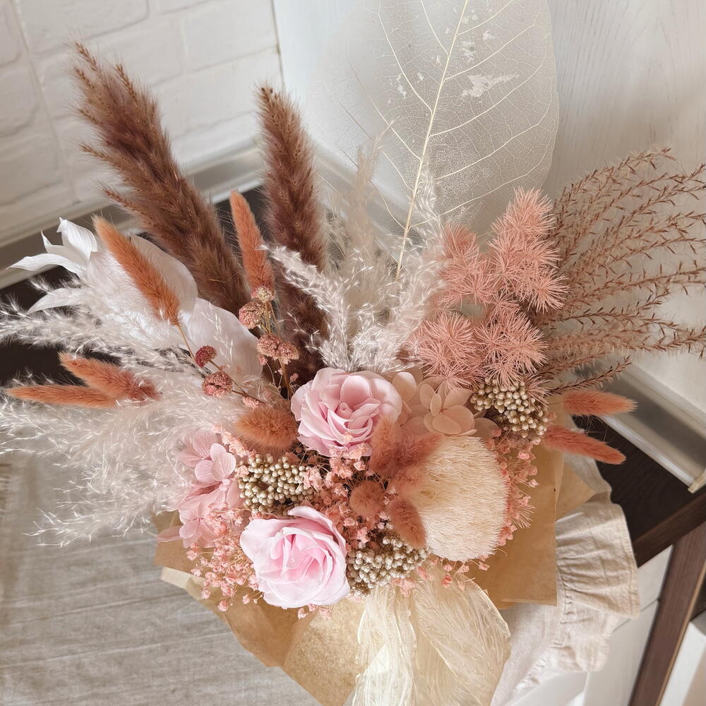 Flowers box с розами, гортензией, магнолией и сухоцветами