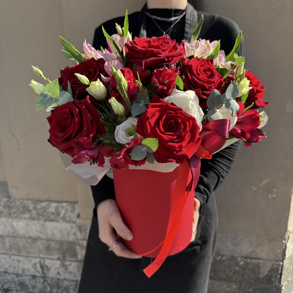 Композиция в коробке с розами альстромерией эустомой