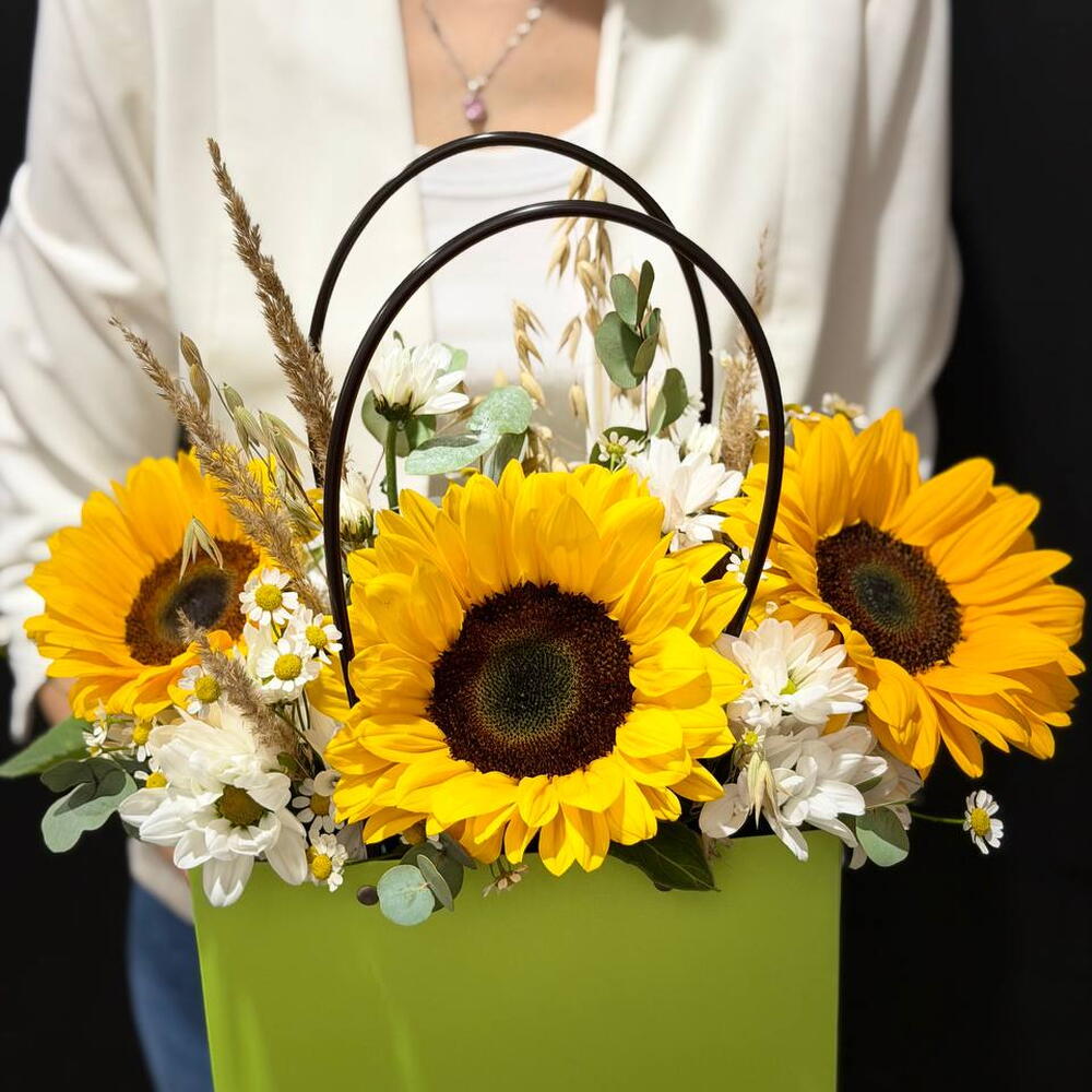 Композиция цветов с подсолнухами в сумочке "Летние мотивы"