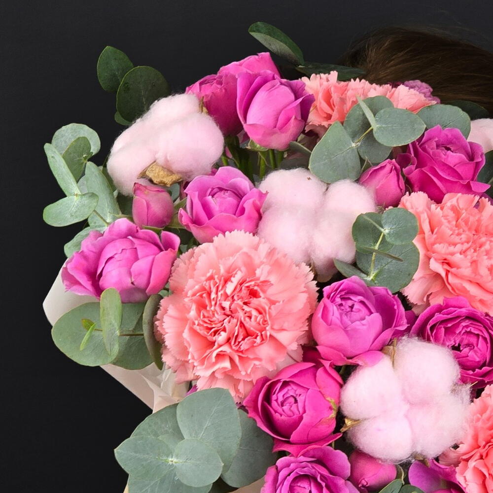 Композиция "Jisel 🌸" с кустовыми пионовидными розами в бархатной коробке
