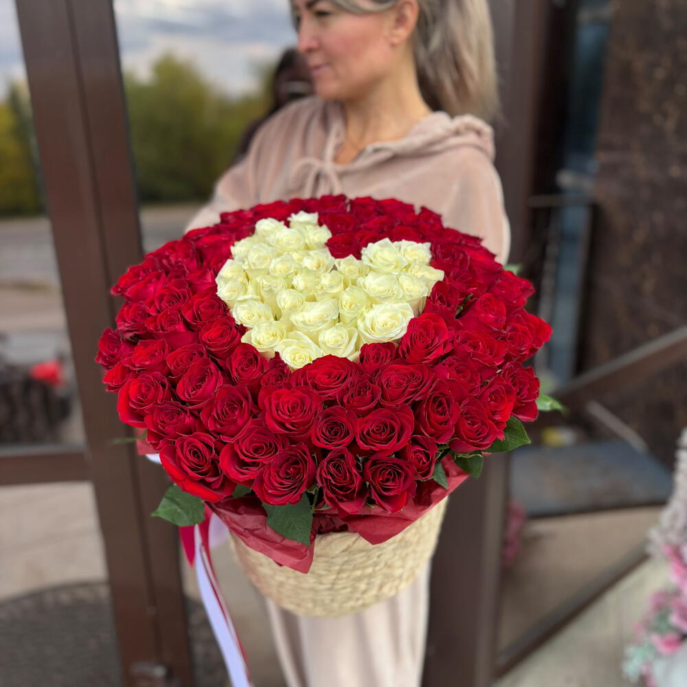 Корзина сердце из роз