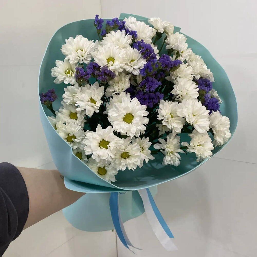 Хризантемы ромашки и статица💜