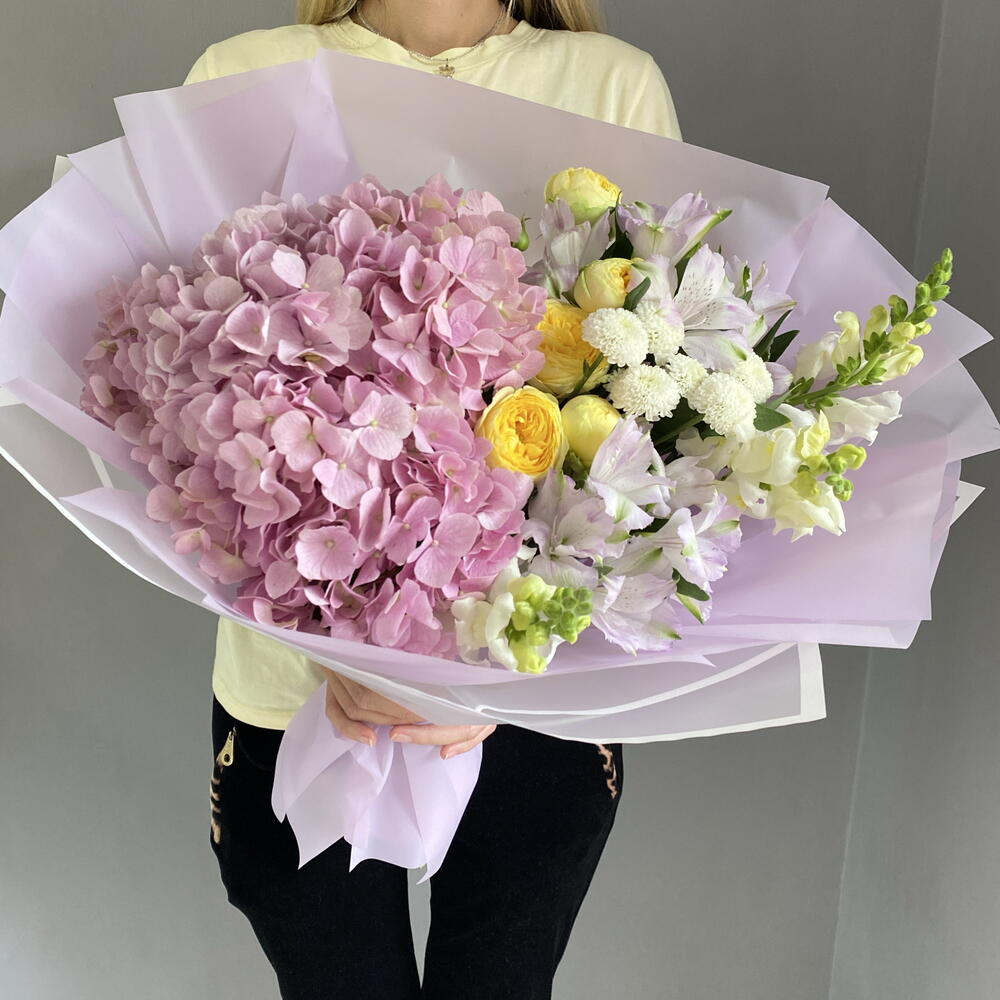 Букет с крупной гортензией,антирринумом,пионовидными розами 🌸