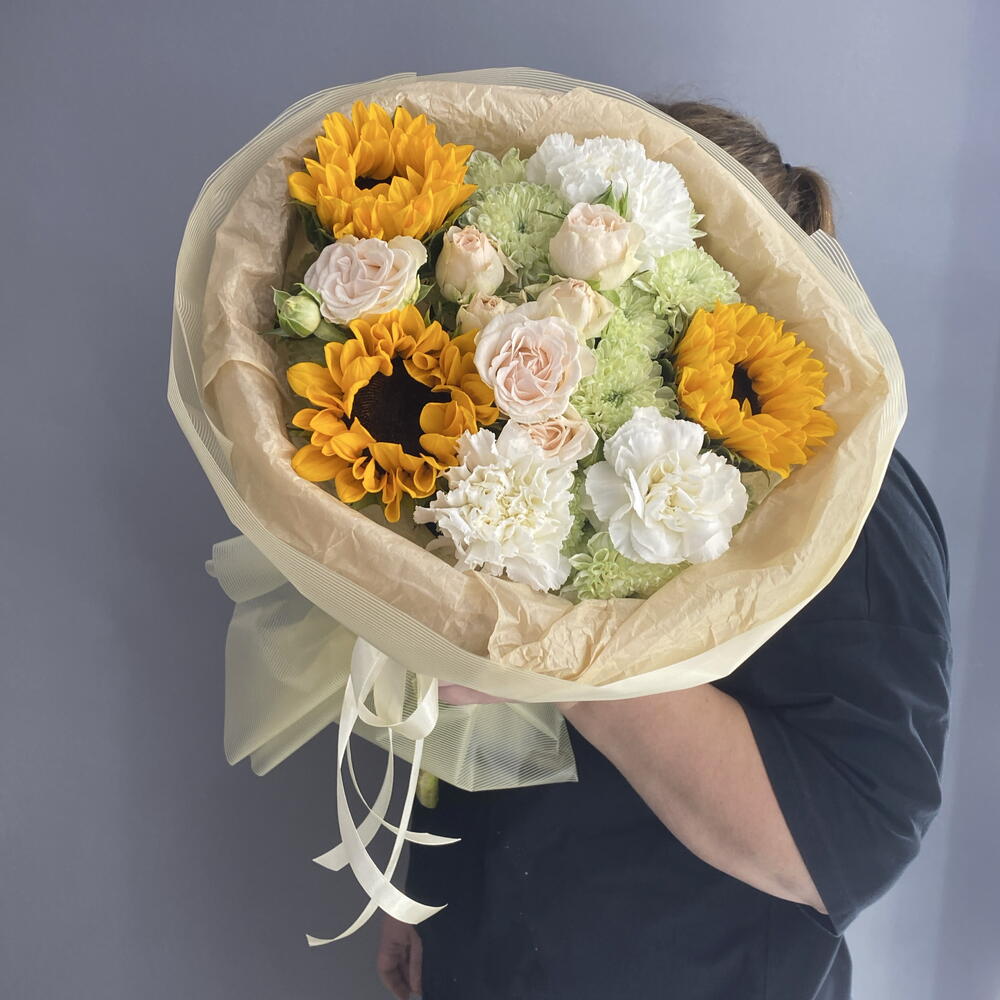 Букет комплимент 🌼 яркие подсолнухи 🌻🌻🌻 белоснежный диантус 🌿 пионовидная кустовая Роза 🩷