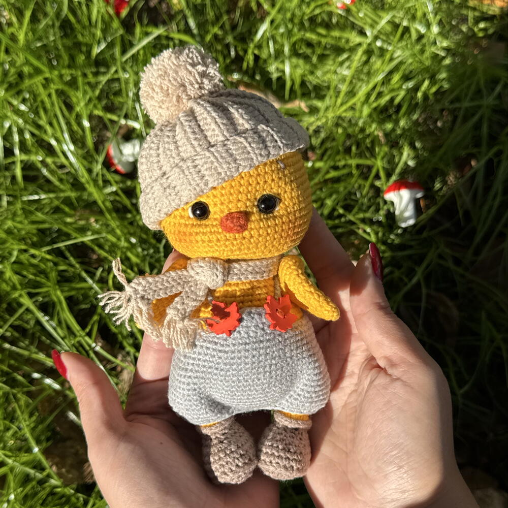 Вязанная игрушка цыпленок