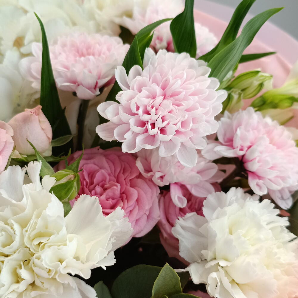 Букет с белой гортензией и белыми диантусами