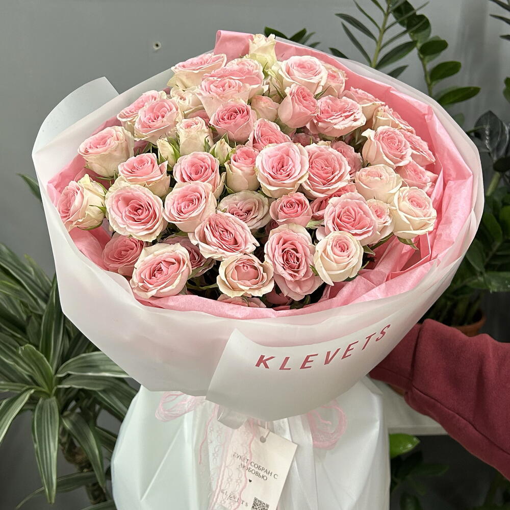 Нежный букет из кустовых роз