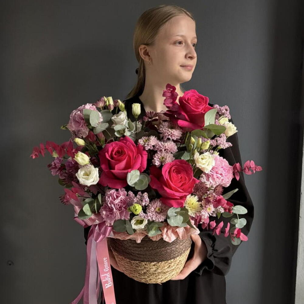 Яркая композиция из ажурных и ароматных роз, сортовых хризантем, сочных гвоздик и эвкалипта
