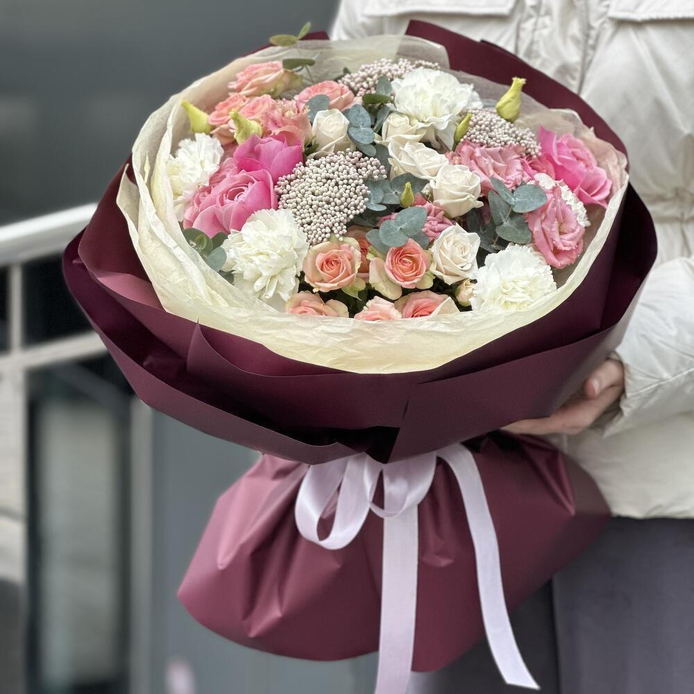 Букет Ягодный зефир из кустовой розы, диантуса, эустомы и озотамнуса